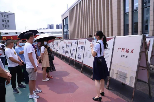广州大学学生参观“广州起义”图片展览.jpg