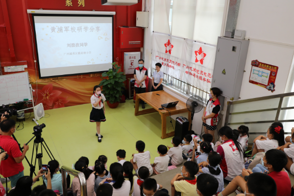 雅荷塘小学的刘殷孜同学即场分享了她的黄埔研学感受.jpg