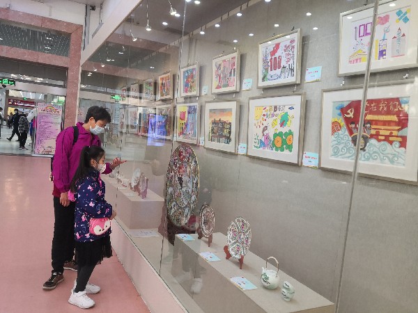 （图上）读者们参观“庆祝中国共产党成立100周年青少儿美术作品展”3248.jpg