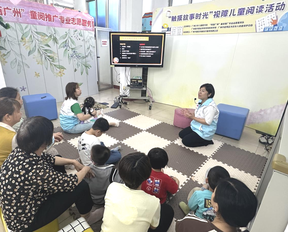 图3：周瑾老师讲解故事抚触的步骤和注意事项。.png