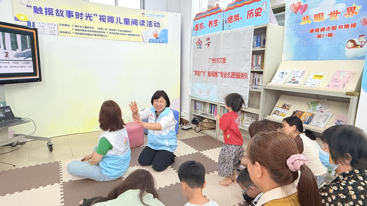 图4：周瑾老师和苏倩儿老师帮助家长掌握家庭抚触阅读技巧，在肌肤接触中建立超越语言的亲子情感纽带。.png