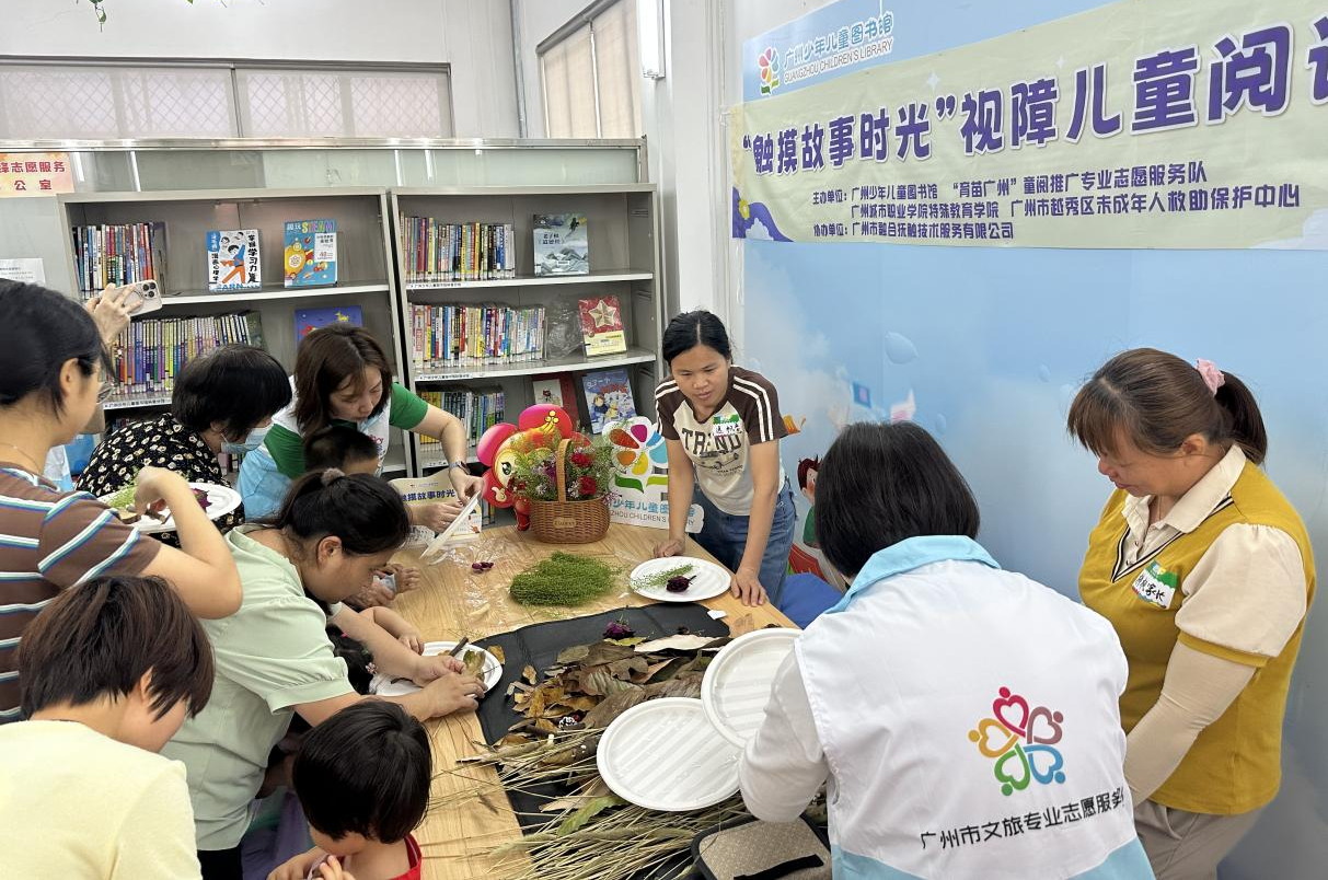 图7：在创意实践环节中，孩子们利用之前触摸过的干树叶、干花、香木、桂皮、豆荚等天然材料自由创作拼贴画。.png