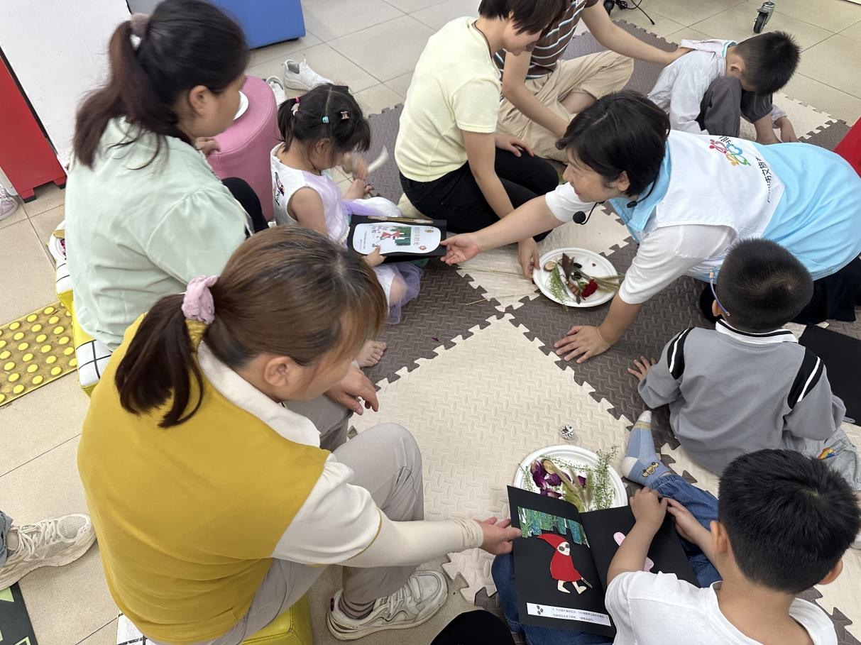 图9：每组亲子家庭获赠周老师和苏老师亲手制作的“故事抚触”手工书。.png
