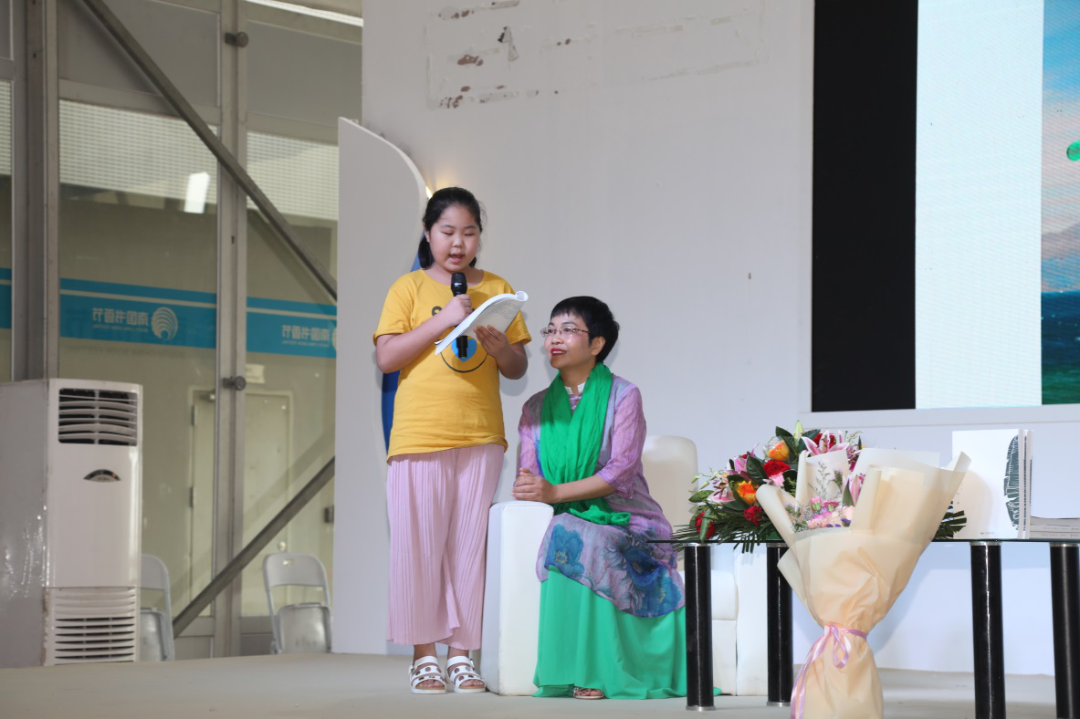 来自韶关市翁源县的郭子琳小朋友（左）朗诵《芭蕉叶上好歇凉》中的散文
