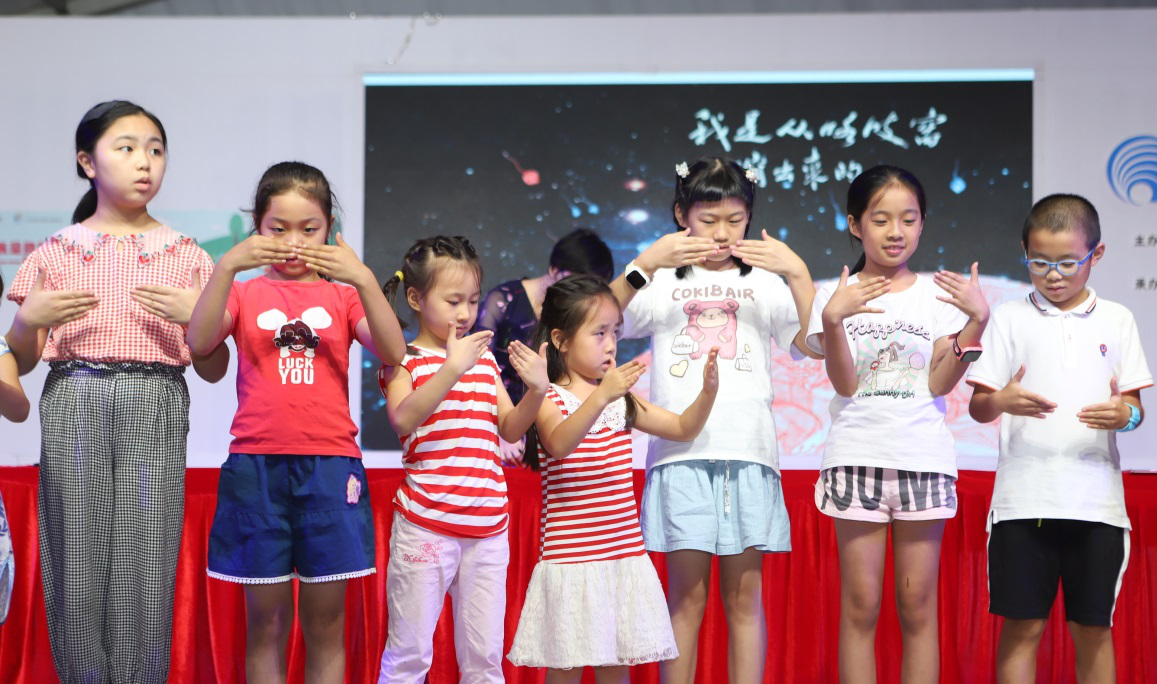 由广东省南方阅读公益基金会承办的《我是咯吱窝里蹦出来的？》绘本签售活动，孩子们上台互动